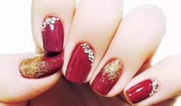 美甲图片大红色,大红色美甲风尚解析